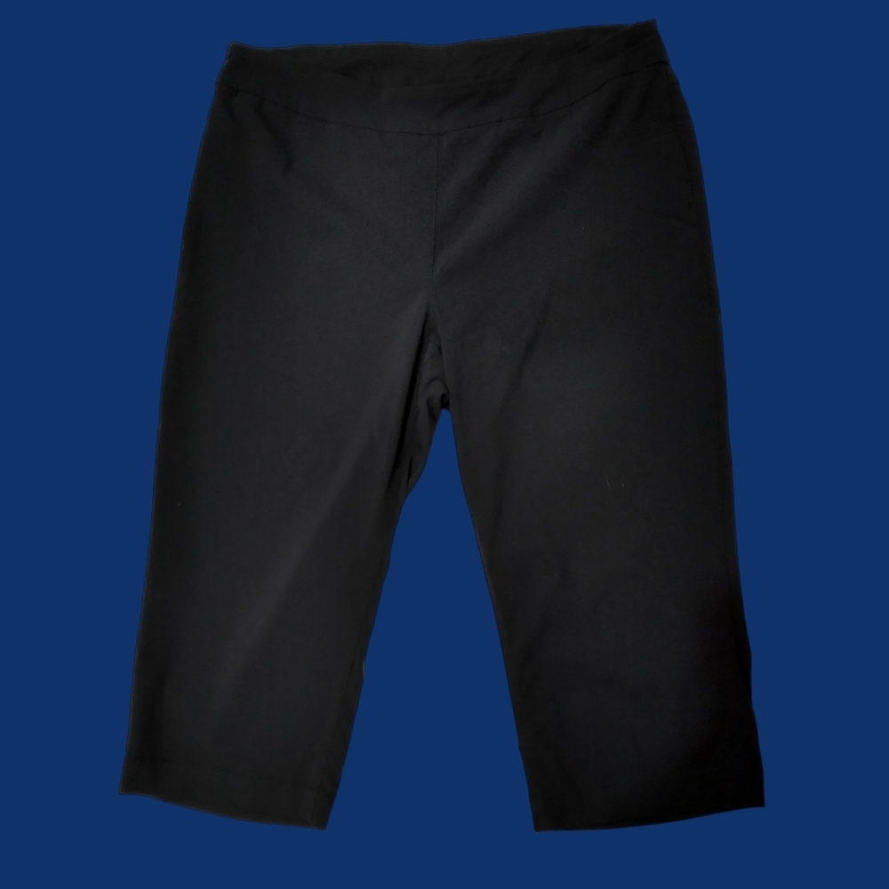 Women's Size 16 Pull On Stretch Capris In A Dark Indigo.